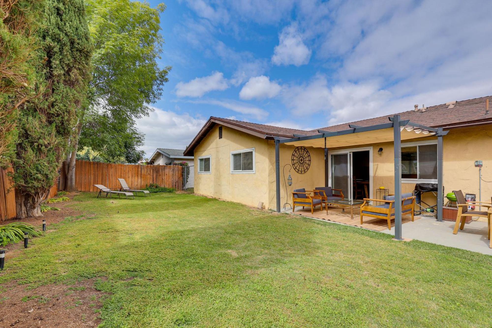 Sunny Oceanside Home With Patio, 5 Mi To Downtown! Exterior photo